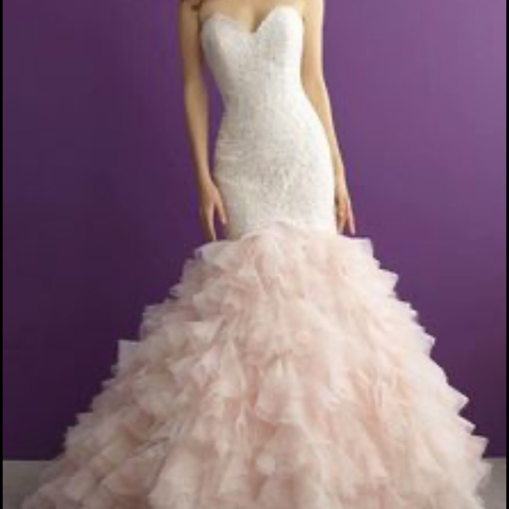 Brand new Allure Bridals wedding dress in style 2950. Size 8. Fits approx 128lbs